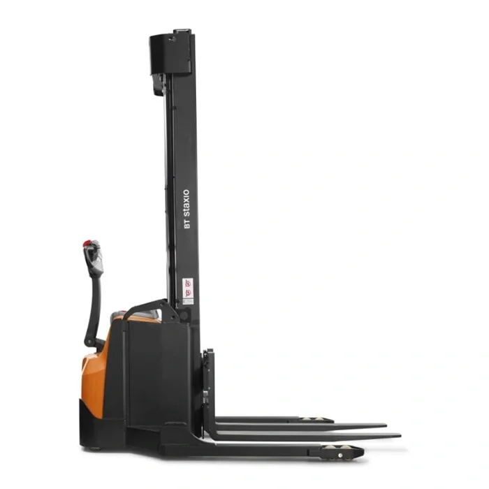 BT Staxio SWE140S electric walkie stacker with straddle. Product photo taken from the side.