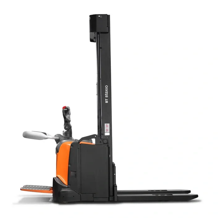 BT Staxio SPE160, electric stacker with platform and side guards. Product photo taken from the side.