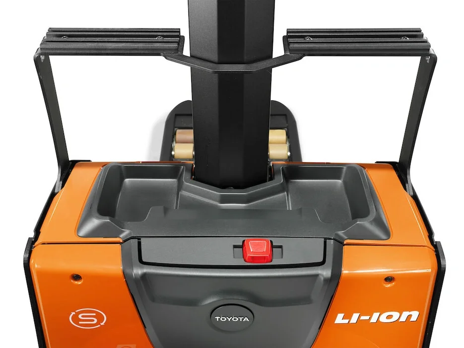 BT Staxio SWE080L electric walkie stacker with elevating support arms. Details photo of fork tips visibility.