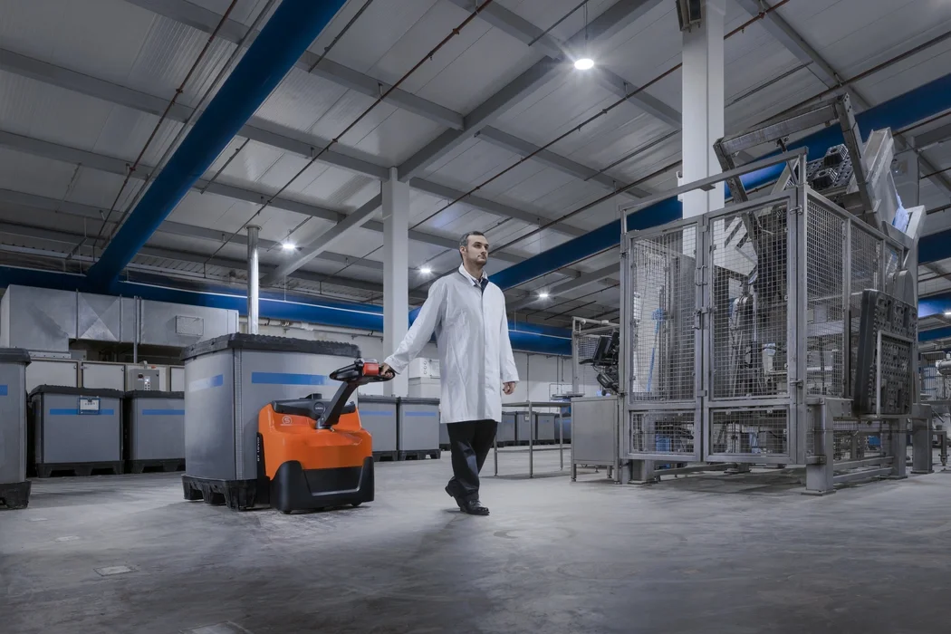 BT Levio LWI160 powered pallet truck, electric walkie low-lifter. Application photo in manufacturing environment. 