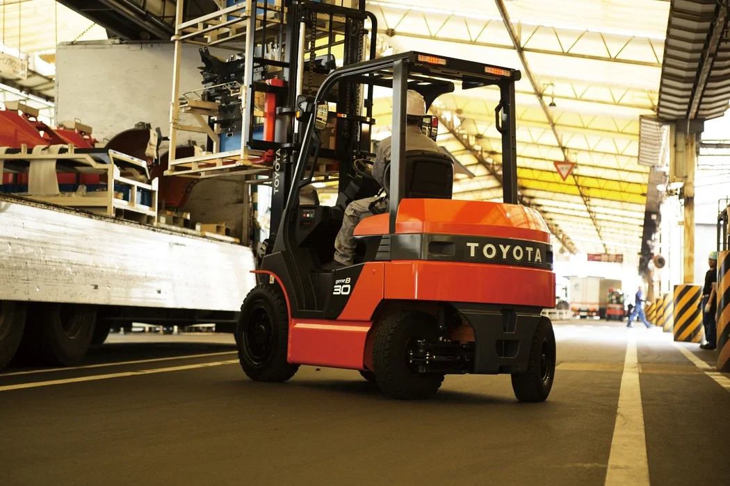 Electric counterbalanced forklift Toyota 8-series, 8FB loading/unloading a lorry