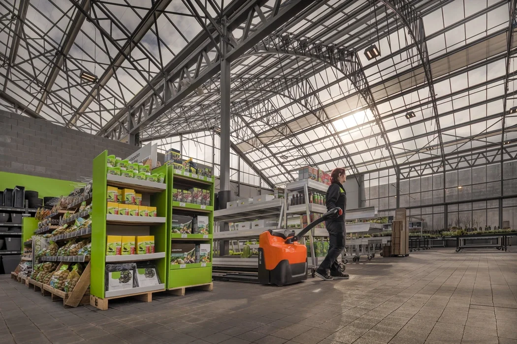 BT Levio LWI160 powered pallet truck, electric walkie low-lifter. Application photo in greenhouse environment. 