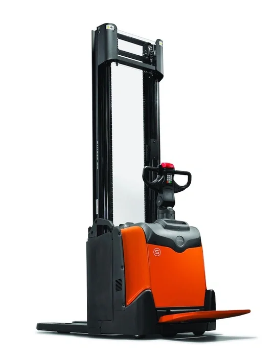 BT Staxio SPE120, electric stacker with platform. Product photo taken from the back at an angle.