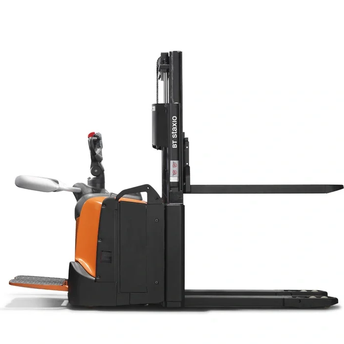 BT Staxio SPE200D, electric stacker with double load handling, platform, and side guards. Product photo taken from the side.