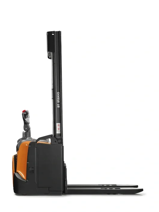 BT Staxio SPE120, electric stacker with platform. Product photo taken from the side.
