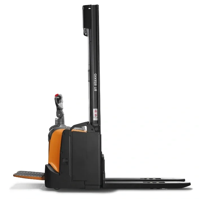 BT Staxio SPE120, electric stacker with platform. Product photo taken from the side.