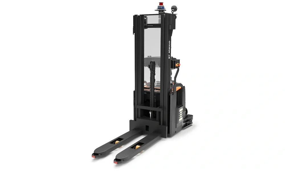 BT Staxio SAE160, for moving and stacking in automated logistic solutions. Product photo taken from the front at an angle. 