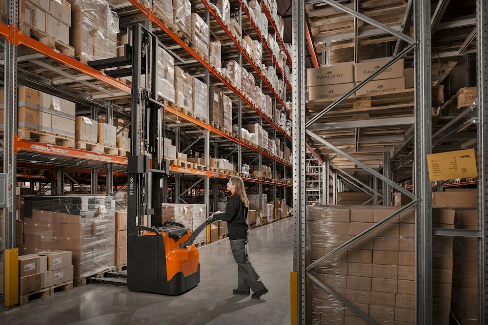 BT Staxio SWE145, electric walkie stacker. Application photo in warehouse environment.