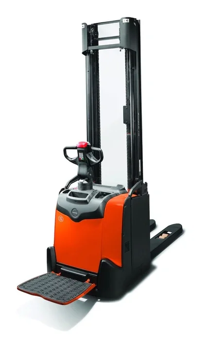 BT Staxio SPE120, electric stacker with platform. Product photo taken from the back at an angle.