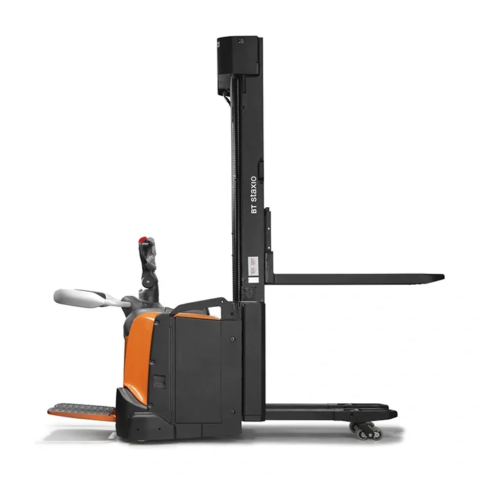 BT Staxio SPE160L, electric stacker with elevating support arms, platform, and side guards. Product photo taken from the side.