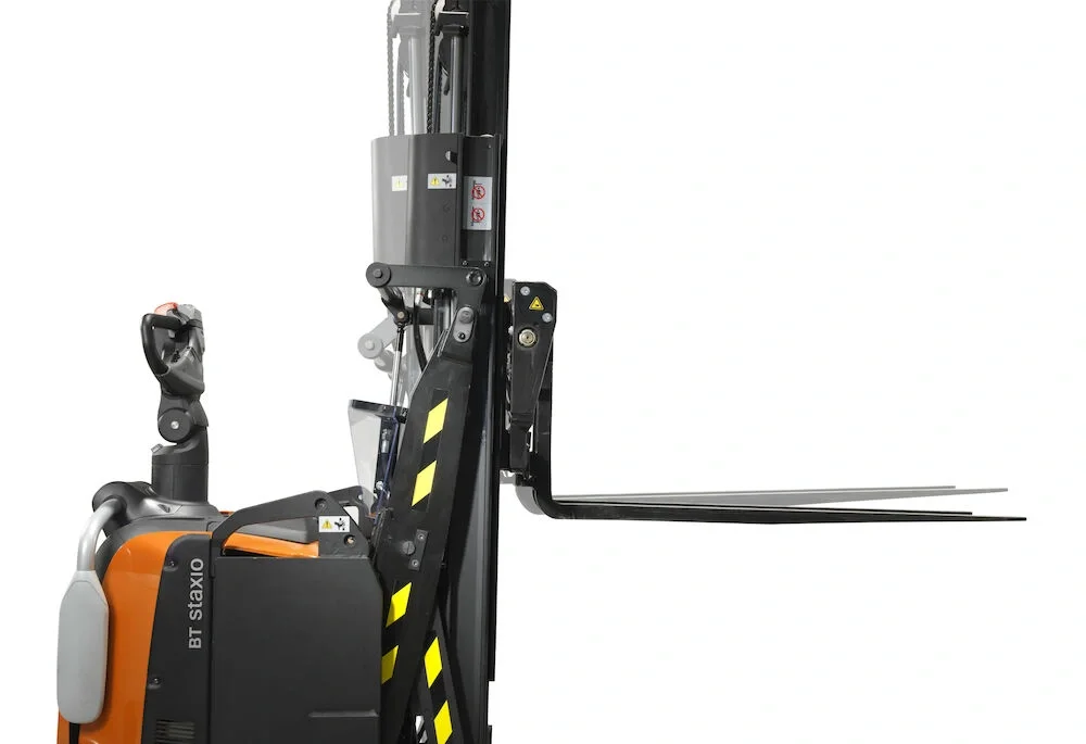BT Staxio SPE120XRD, electric stacker with reach mast, double load handling, platform, and side guards. Details photo of mast tilt.