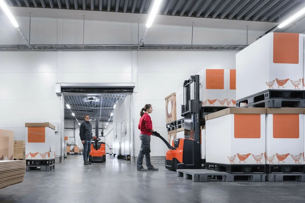 BT Staxio SWE080L and SWE120 electric walkie stackers. Application photo of loading scenario.