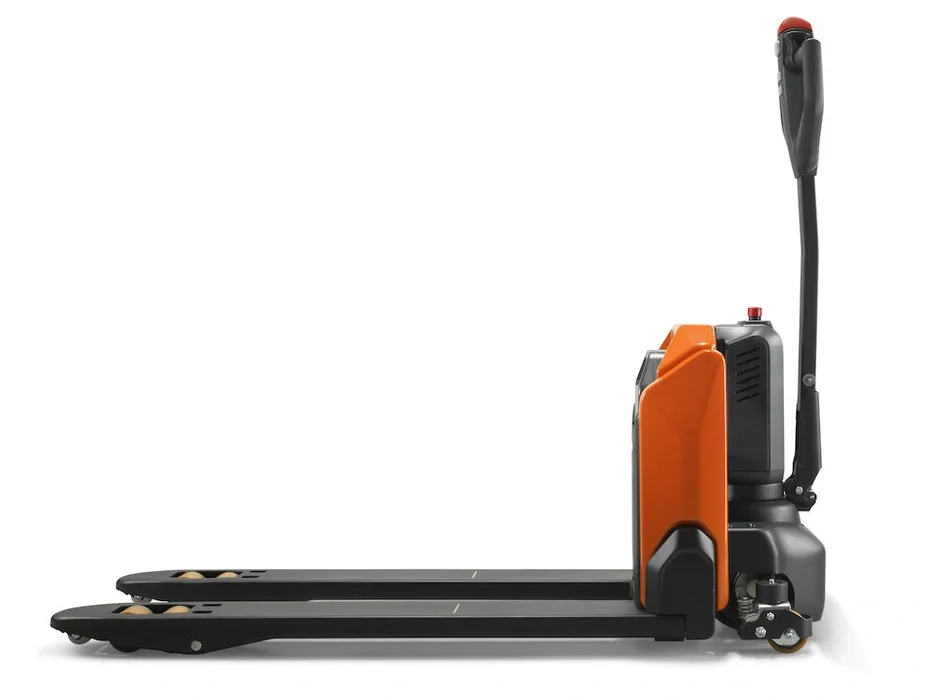 BT Tyro LHE150 powered pallet truck, electric low-lifter. Product photo taken from the side.