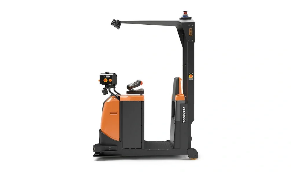 Toyota Tracto TAE500, for towing in automated logistic solutions. Product photo taken from the side. 