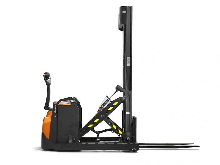 BT Staxio SWE120XR, electric walkie stacker with reach mast. Product photo taken from the side.