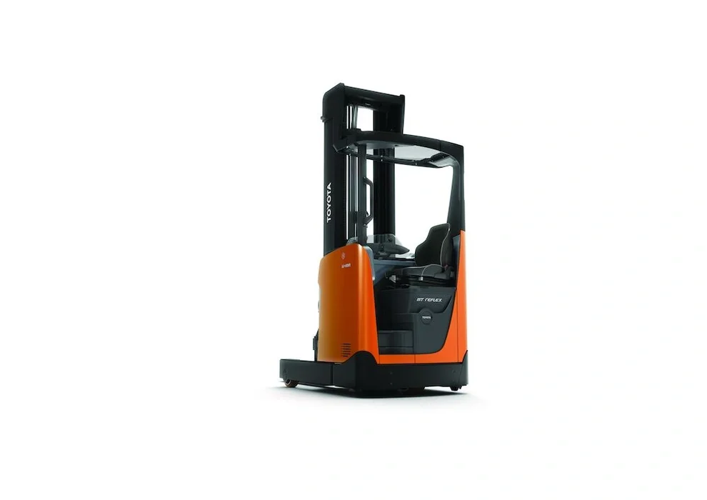 BT Reflex RRE160HN reach truck with narrow chassis. Product photo taken from the front.