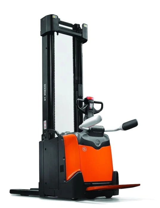 BT Staxio SPE160L, electric stacker with elevating support arms, platform, and side guards. Product photo taken from the back at an angle.