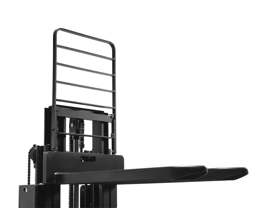 BT Staxio SWE160L, electric stacker with elevating support arms. Details photo of forks and load support. 
