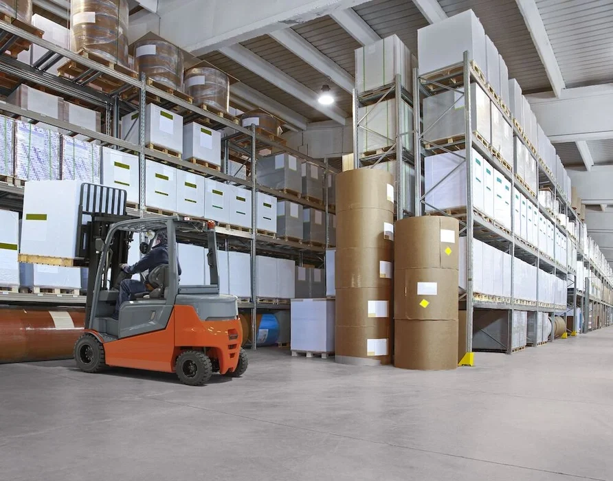 Electric counterbalanced forklift BT Cargo E8-series, 4-wheel 3.5 ton, application photo