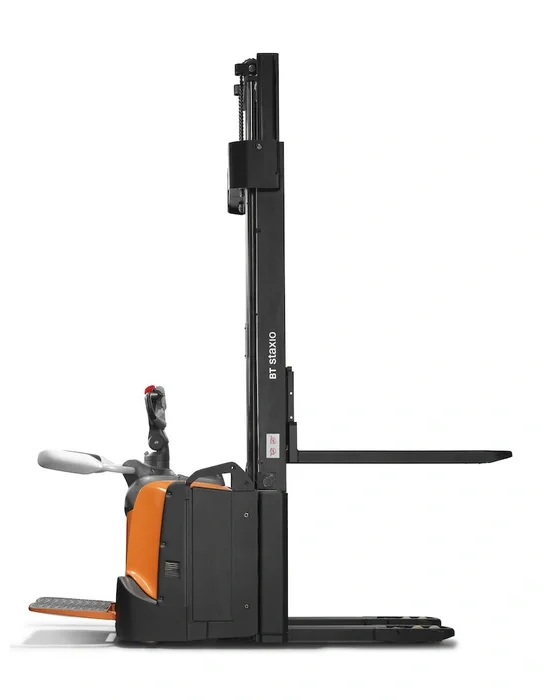 BT Staxio SPE120, electric stacker with platform. Product photo taken from the side.