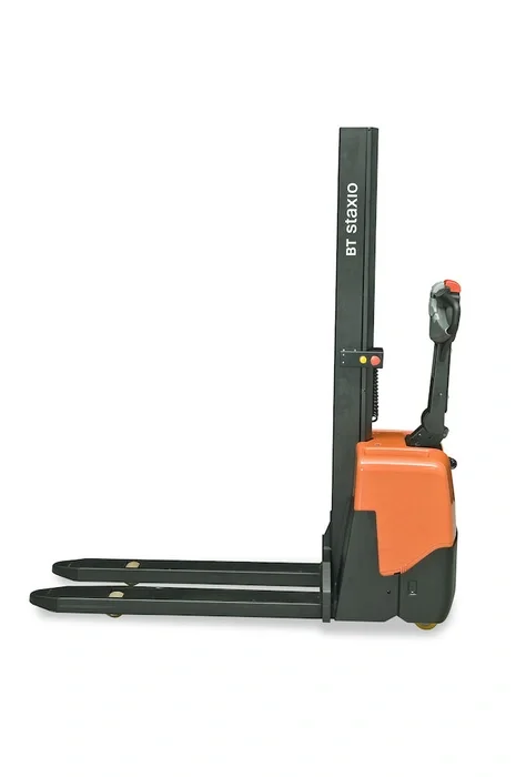 BT Staxio HWE100 powered stacker, electric walkie stacker truck. Product photo taken from the side. 