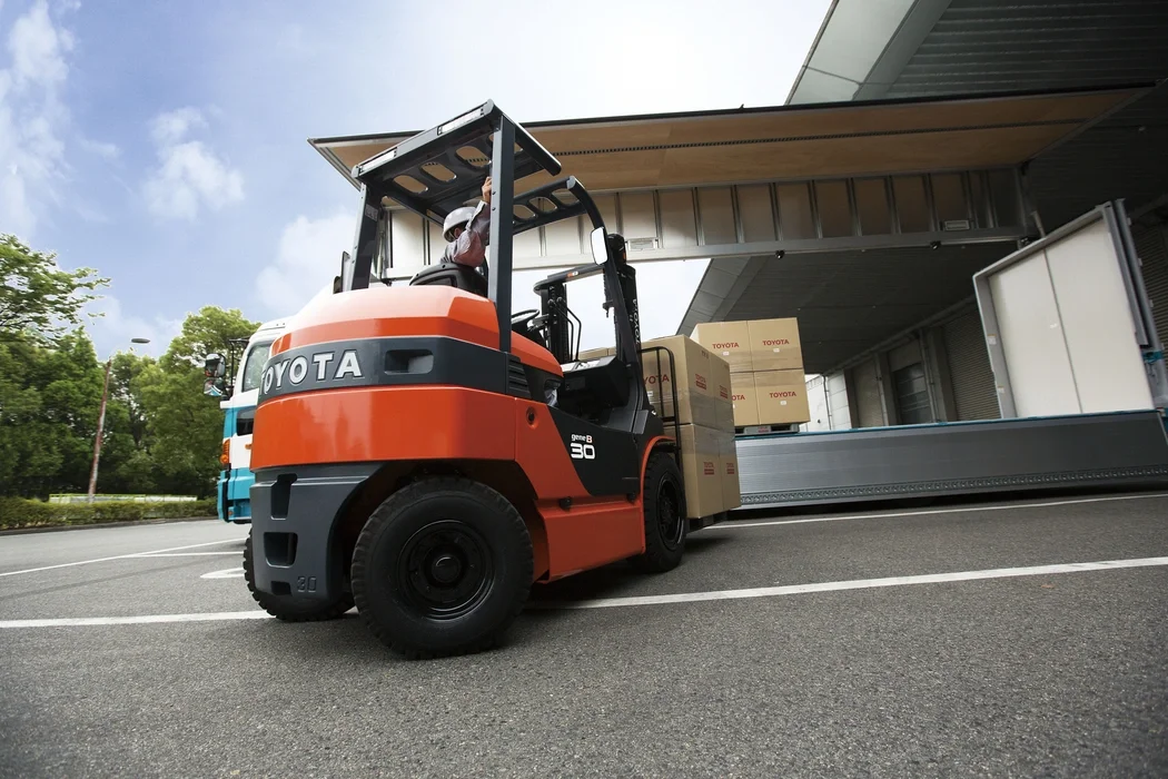 Electric counterbalanced forklift Toyota 8-series, 8FB loading/unloading a lorry