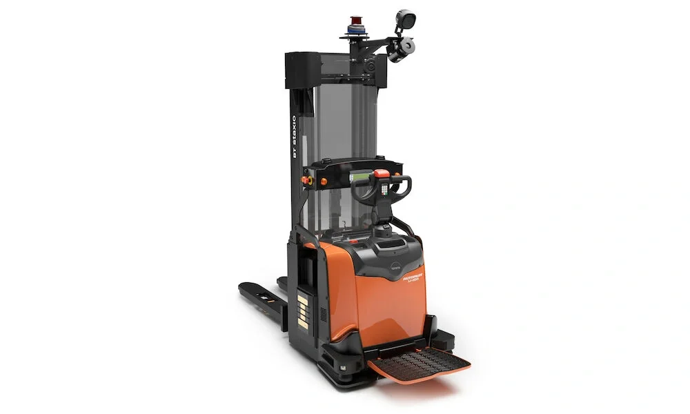 BT Staxio SAE160, for moving and stacking in automated logistic solutions. Product photo taken from the back at an angle. 