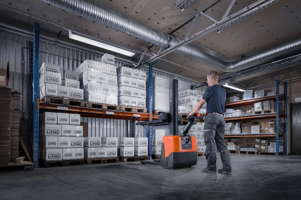 BT Staxio HWE100 powered stacker, electric walkie stacker truck. Application photo in a warehouse environment. 