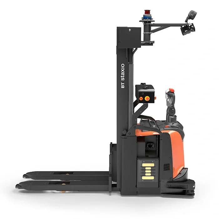 BT Staxio SAE160, for horizontal moving and stacking in automated logistic solutions. Product photo taken from the side.