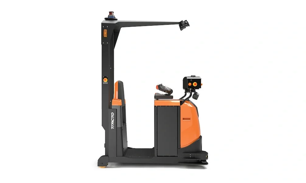 Toyota Tracto TAE500, for towing in automated logistic solutions. Product photo taken from the side. 