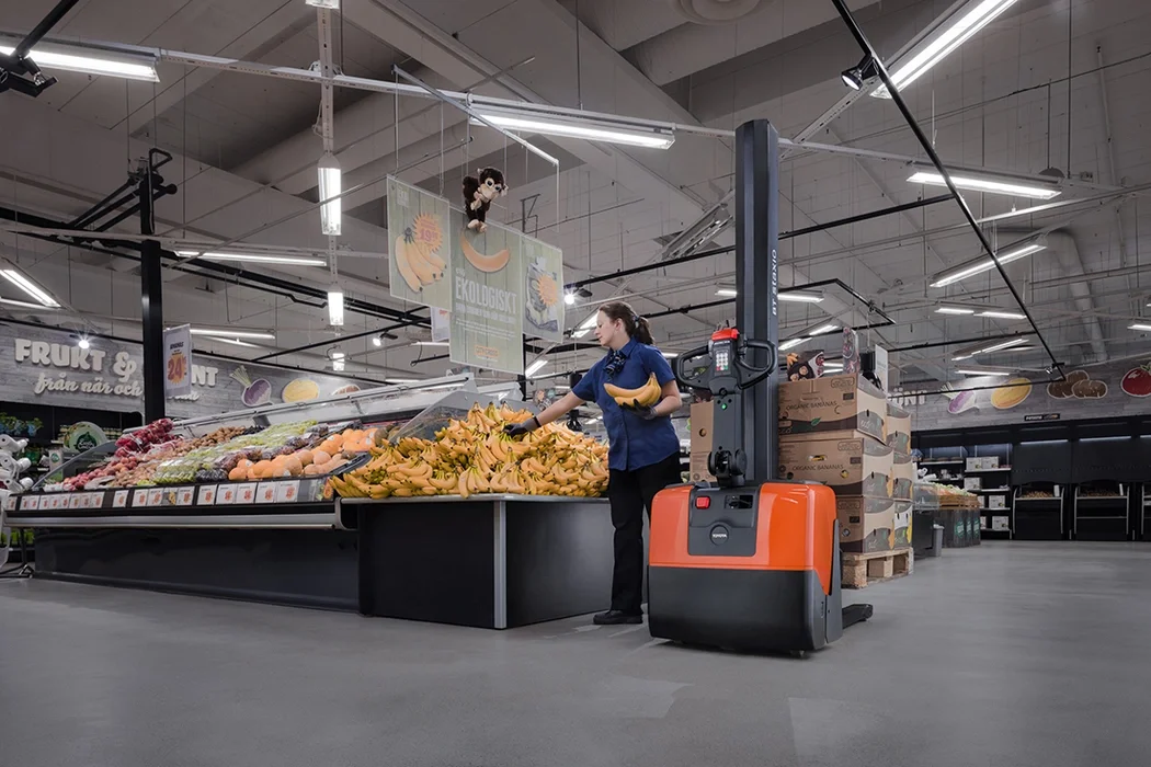 BT Staxio HWE100 powered stacker, electric walkie stacker truck. Application photo in a store environment. 