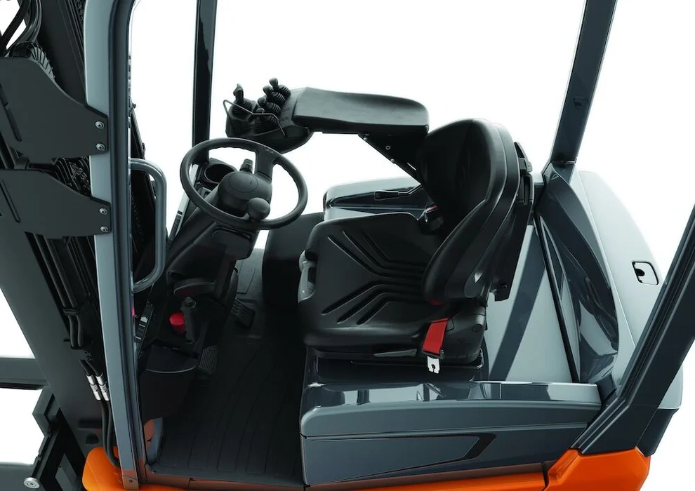 Electric counterbalanced forklift BT Cargo E2-series Compartment