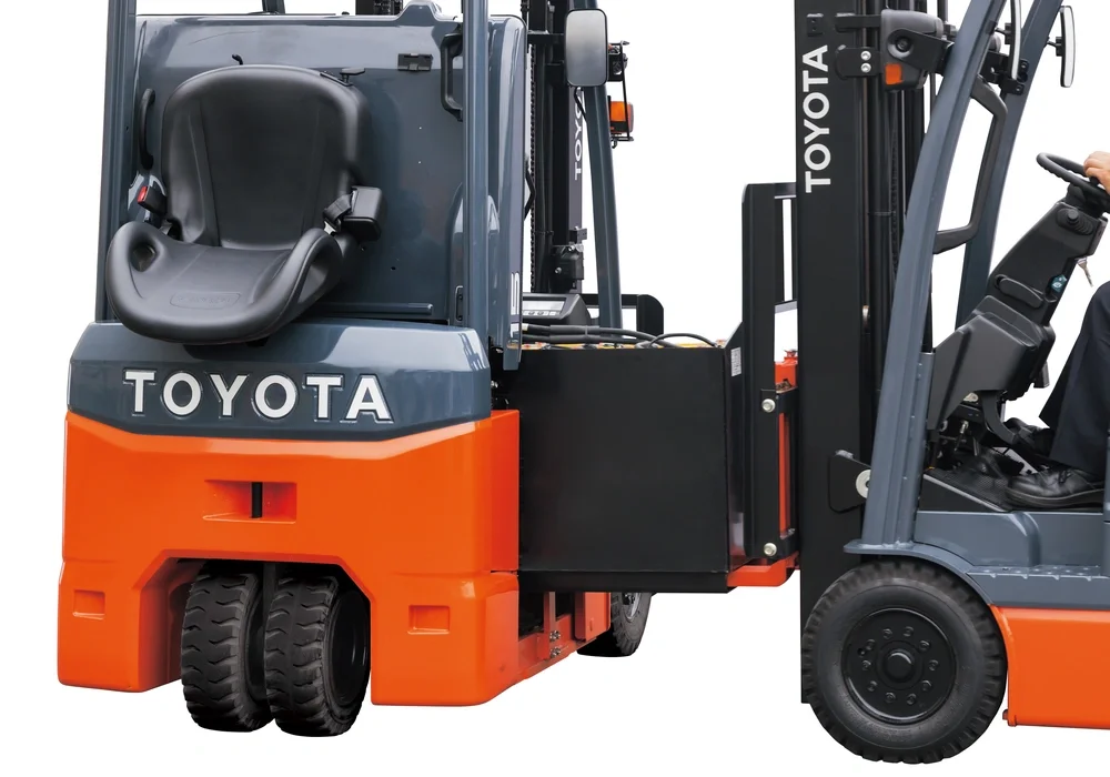 Electric counterbalanced forklift Toyota 8-series, 8FBE. Battery exchange by other forklift.