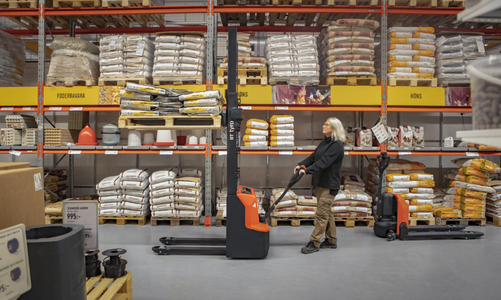 Low intensity stacking in store with BT Tyro stacker model SHE