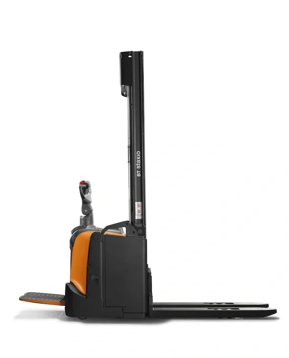 BT Staxio SPE160, electric stacker with platform. Product photo taken from the side.
