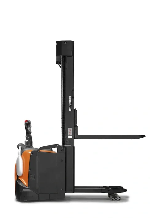 BT Staxio SPE120L, electric stacker with elevating support arms and platform. Product photo taken from the side.