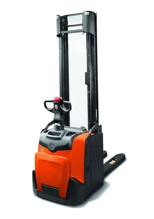 BT Staxio SPE120, electric stacker with platform. Product photo taken from the back at an angle.