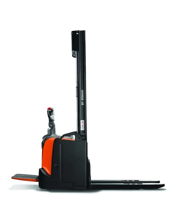 BT Staxio SPE120, electric stacker with platform. Product photo taken from the side.