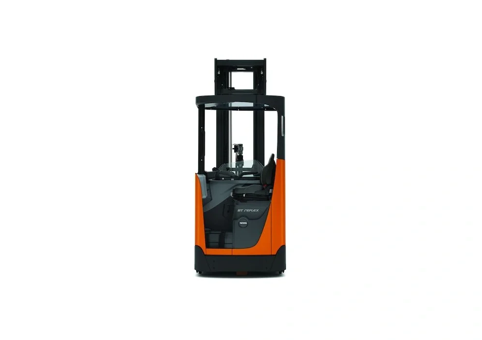 BT Reflex RRE160HN reach truck with narrow chassis. Product photo taken from the front.