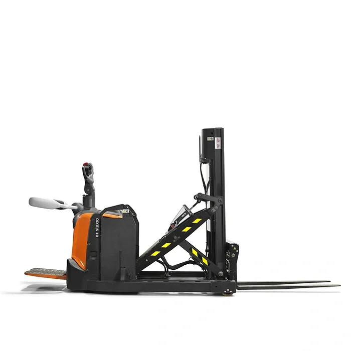 BT Staxio SPE120XR, electric stacker with reach mast, platform, and side guards. Product photo taken from the side.