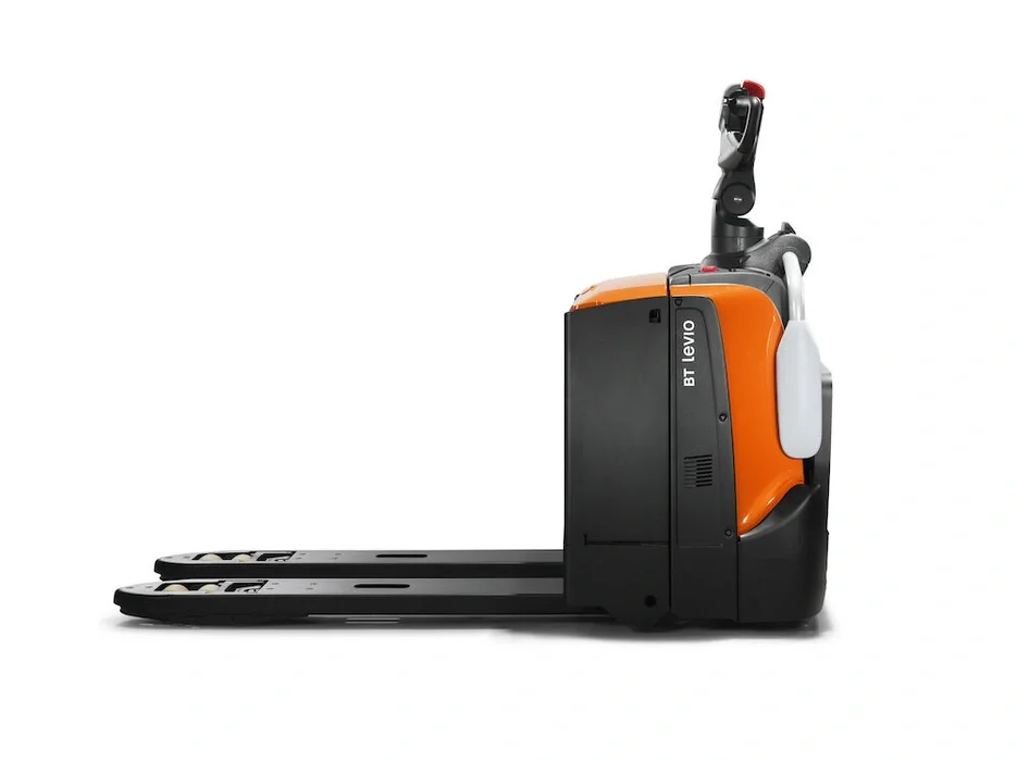 BT Levio LPE200B powered pallet truck, electric low-lifter with platform and sideguards. Product photo taken from the side. 