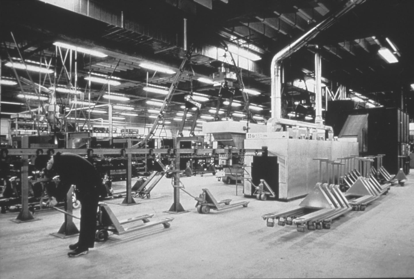 Black and white photo of hand pallet truck production, in Sweden 1960s.