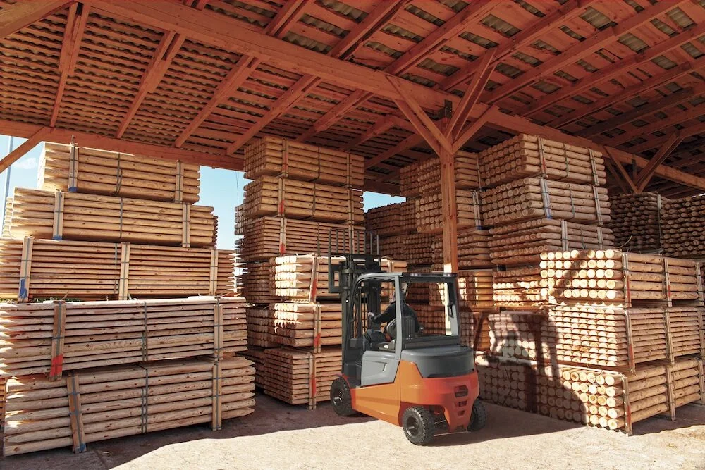 Electric counterbalanced forklift BT Cargo E8-series, 4-wheel 3.5 ton, application photo