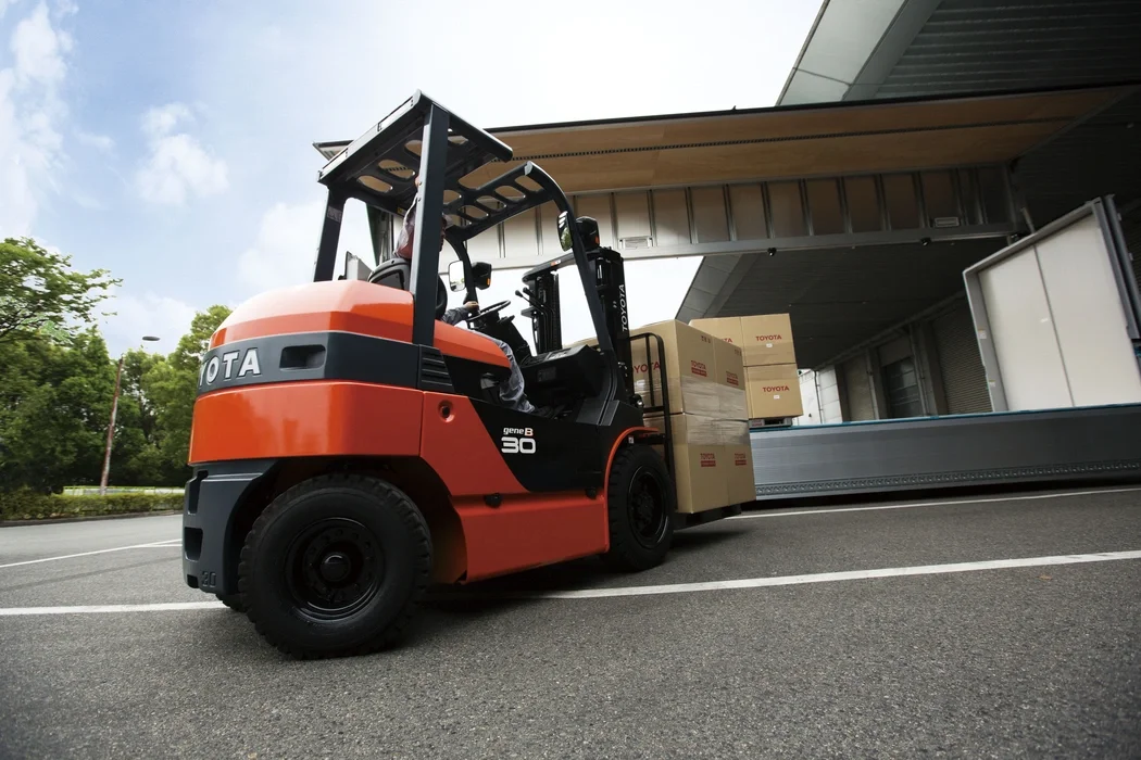 Electric counterbalanced forklift Toyota 8-series, 8FB loading/unloading a lorry